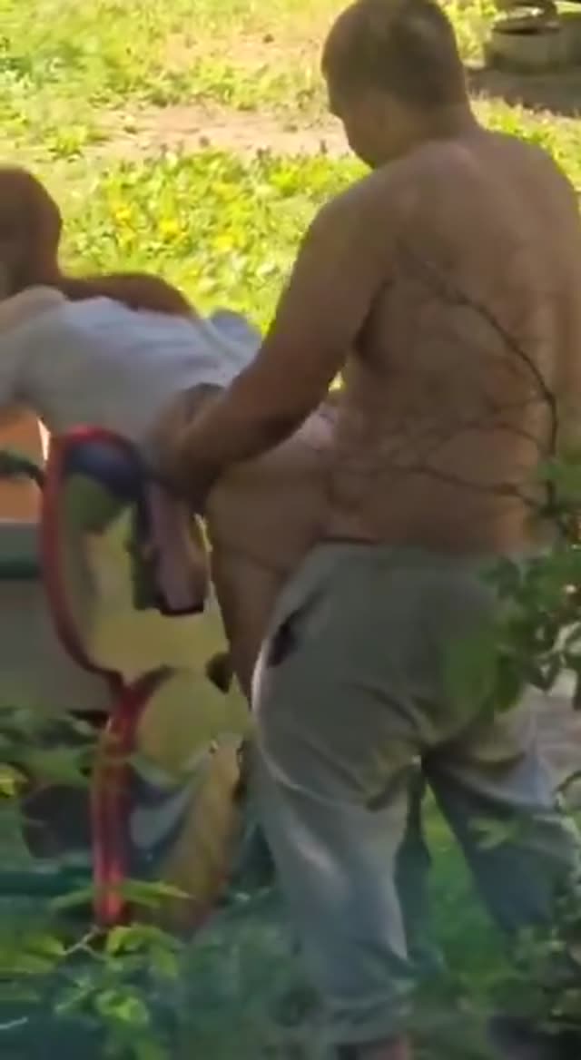 Parkta çocuklarını kaydırağa bırakıp sikişen anne baba kapak görseli